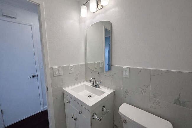 Building Photo - Updated 2 Bed / 1 Bath - Ground Floor Condo - Commuter-Friendly Location