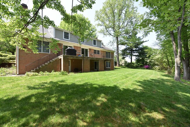 Building Photo - Luxurious Spacious and Bright , Gorgeous P...