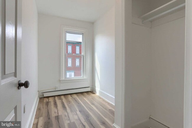 Building Photo - 825 Scull St