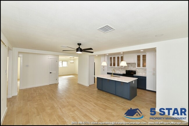 Building Photo - 3217 Wedgewood Dr