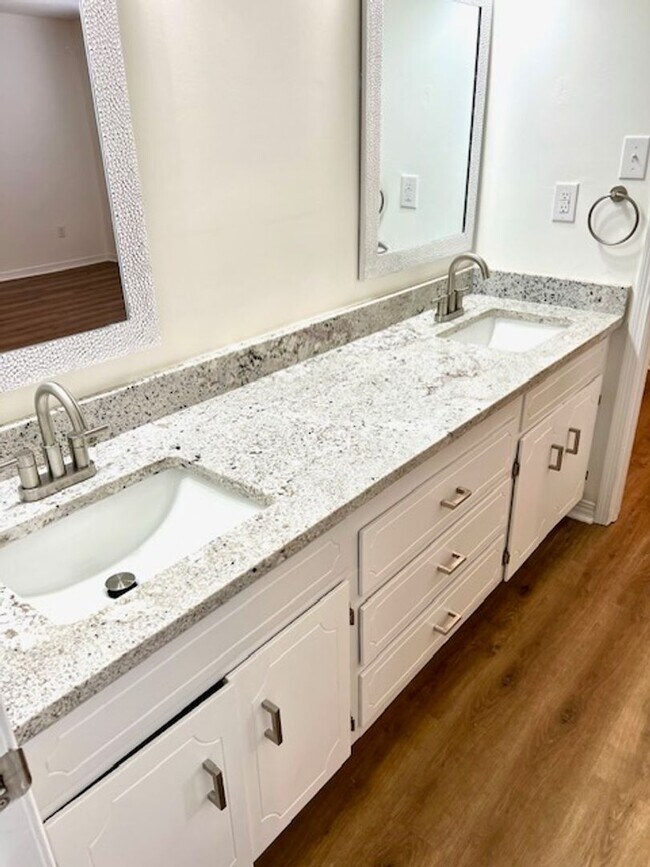 Building Photo - Corner Lot Brick Huntleigh Woods