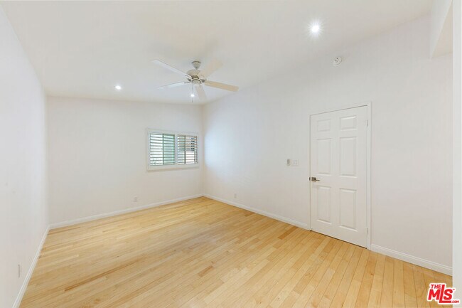 Building Photo - 6515 Dume Dr