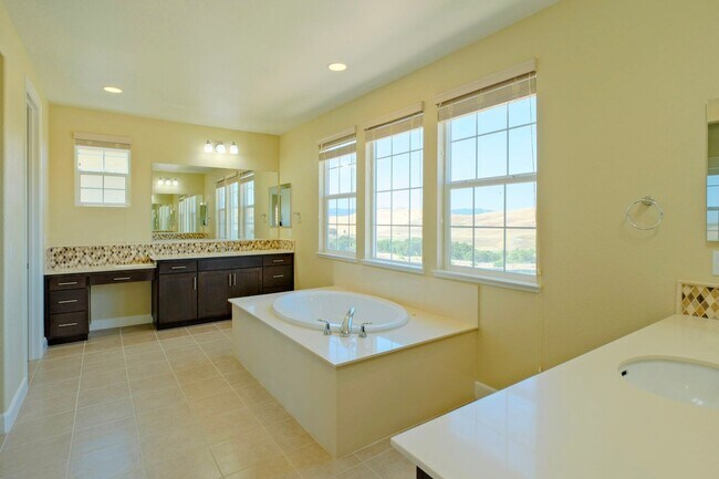 Building Photo - Stunning 5 bedroom, 4 bathroom house locat...