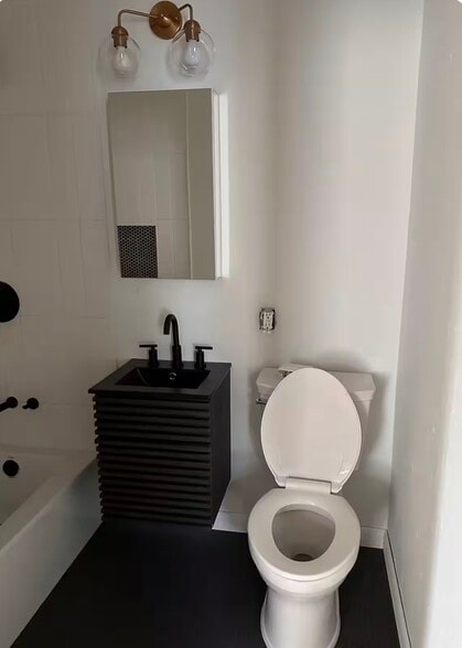 Building Photo - 41 Hollywood St.