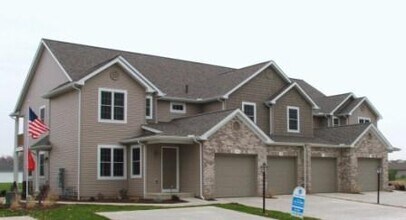 Building Photo - 3 Bedroom Condo Overlooking Pond!