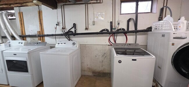 Building Photo - 3 Maple Ave