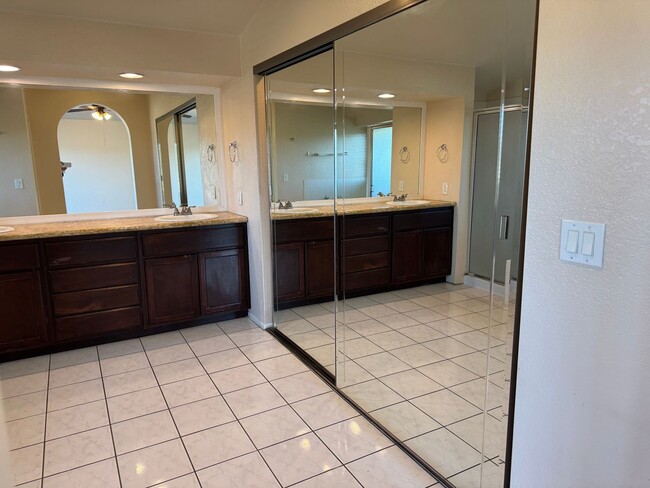 Building Photo - 4 Bedroom house with pool and amazing views