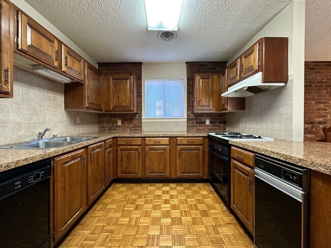 Building Photo - * Move-In Special * * Water Paid ; Washer/...