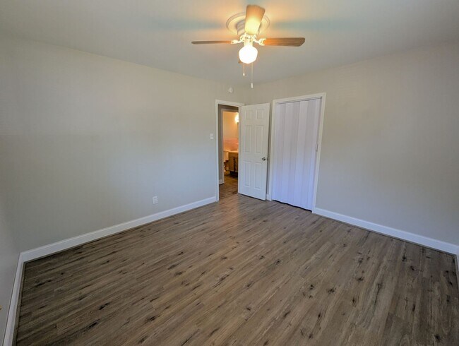 Building Photo - Sunlit Spaces in Florissant - Section 8 Fr...