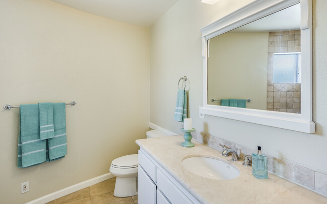 Building Photo - Beautiful Redondo Beach Townhouse