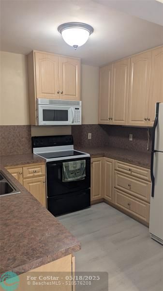 Building Photo - 2080 SW 38th Ave