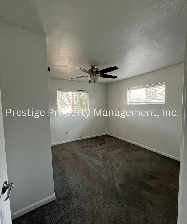 Building Photo - Welcome to This Lovely 3/2.5 East Side Home!!