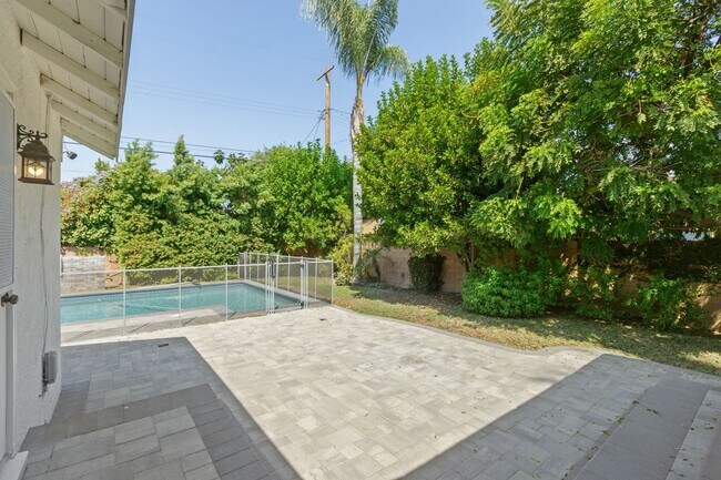 Building Photo - Beautiful 3-Bedroom Home with Pool in Tarzana!