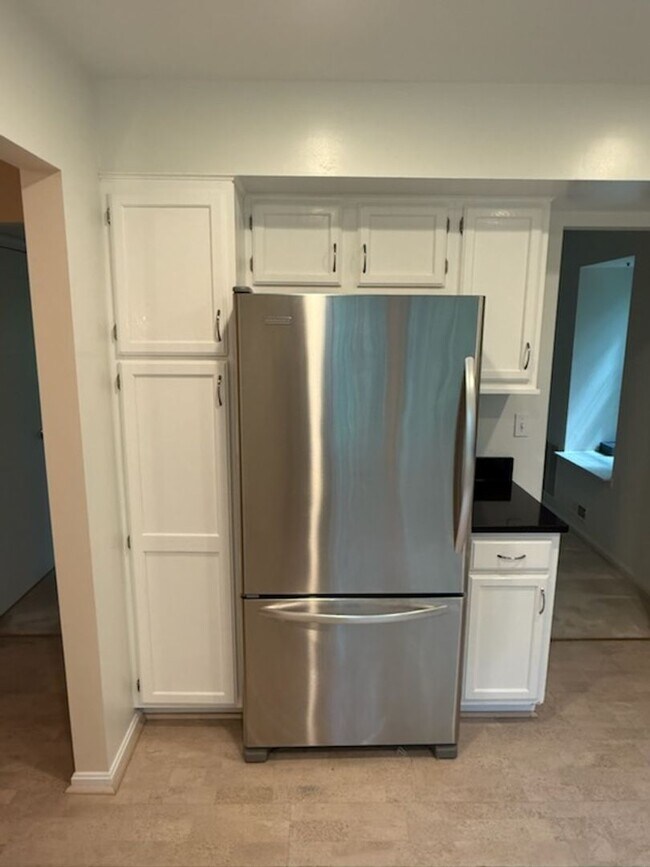 Building Photo - Updated 4BR Townhome!