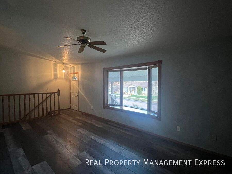 Building Photo - Stunning 4 Bedroom 2.5 Bath Home in South East Sioux Falls