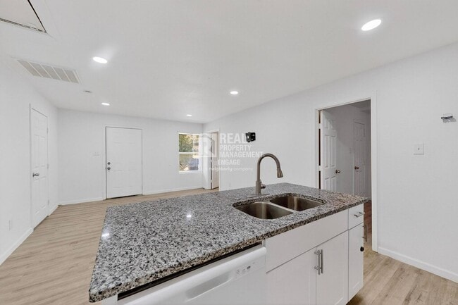 Building Photo - 631 W Baker St