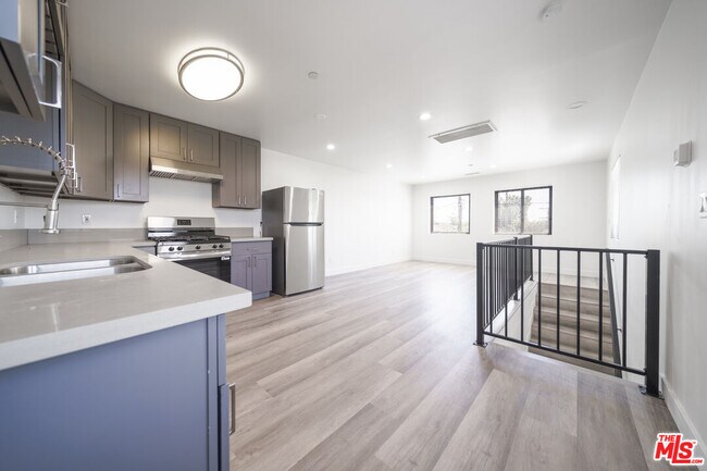 Building Photo - 4112 1/2 Normandie Ave