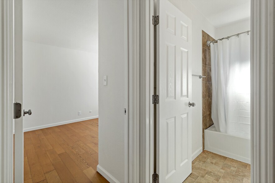 Building Photo - 10582 Topanga Dr