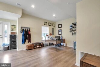 Building Photo - 121 High Pointe Dr