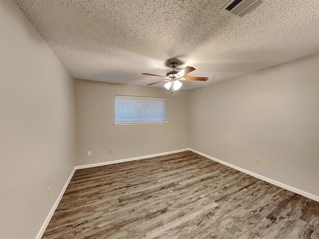 Building Photo - 1403 Ravenscourt Dr