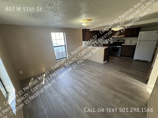 Building Photo - 807 W 51st St