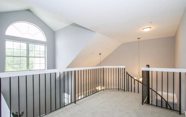 Building Photo - Beautiful 2-Level top floor condo close to...