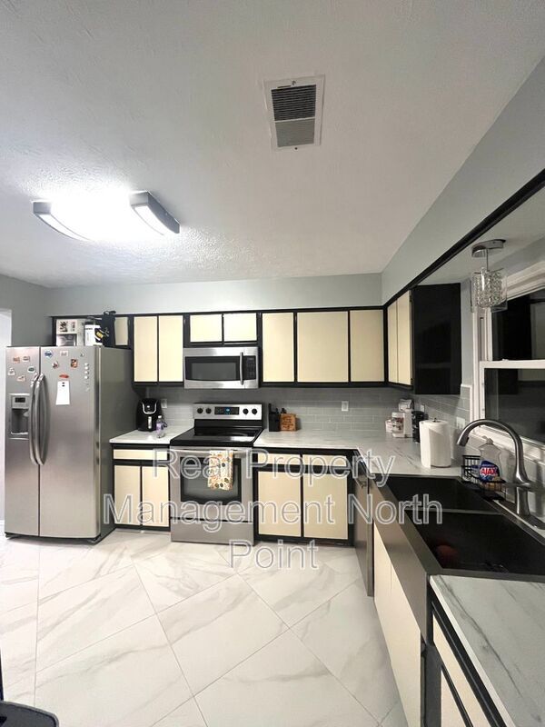 Building Photo - 5127 Village Green Way