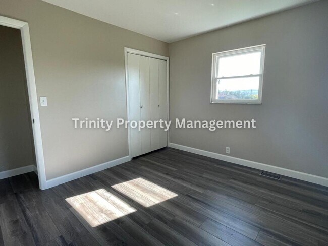 Building Photo - 305 Michael St