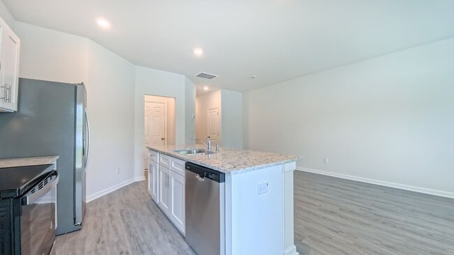 Building Photo - Spacious Townhome!