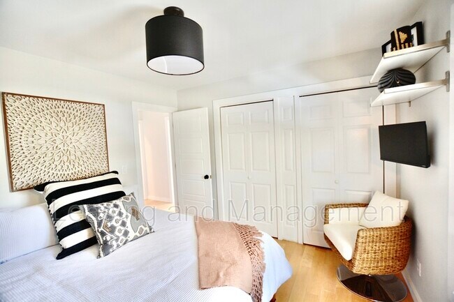 Building Photo - 2057 Middle St