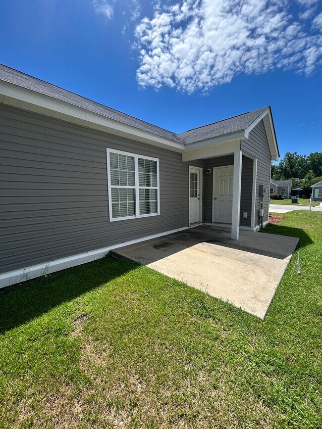 Building Photo - One Story Living 3 Bedroom 2 Bath Home