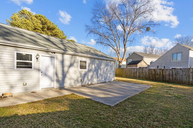 Building Photo - 1012 Danbury Cir