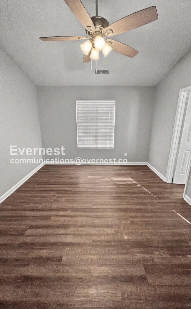 Building Photo - Limited Time Special Offer / 3 Bed, 2 Bath Home with Garage / Pet-Friendly / Vouchers Accepted / ...