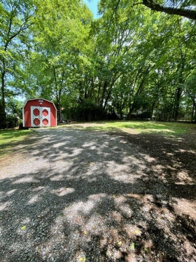 Building Photo - Maryville 37804 - 2 bedroom, 1 bath home Short term or Long term lease options - Call Debra Johns...