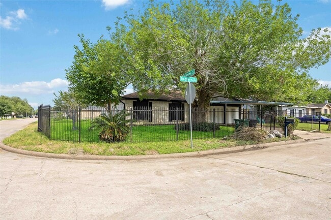 Building Photo - 12703 Redfern Dr