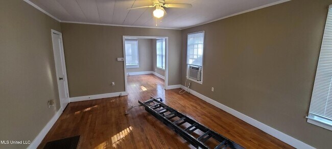 Building Photo - 327 Decelle St