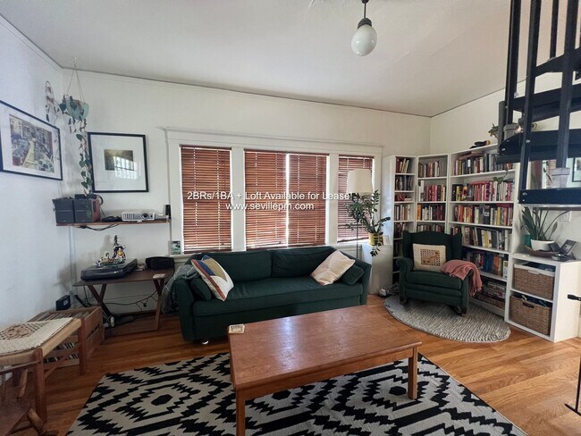 Building Photo - CHARMING 2 BEDROOM /1 BATHROOM HOME W/LOTS...