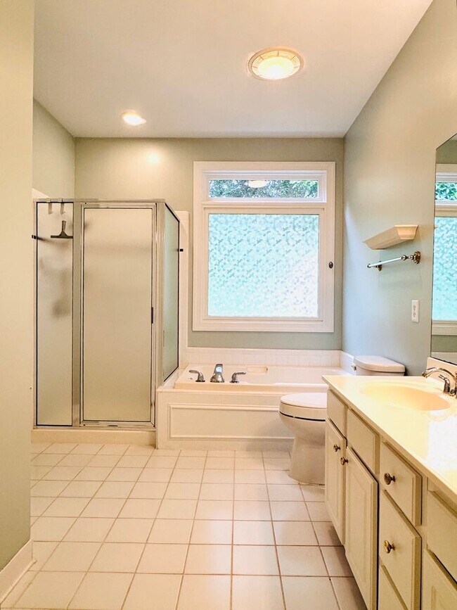 Building Photo - Gorgeous One Level Home in Chapel Hill