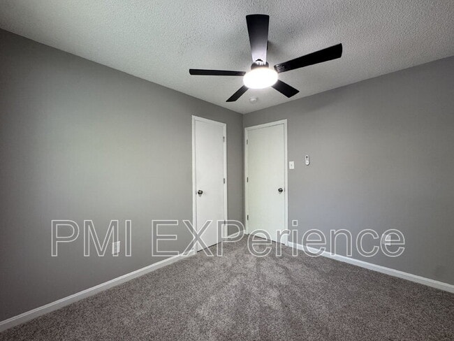 Building Photo - 2607 Camelback Ln