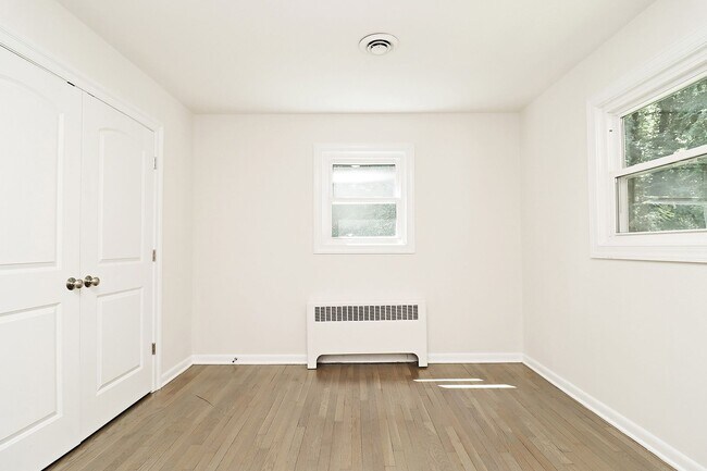 Building Photo - Updated Dog-Friendly Apartment With Ting Internet