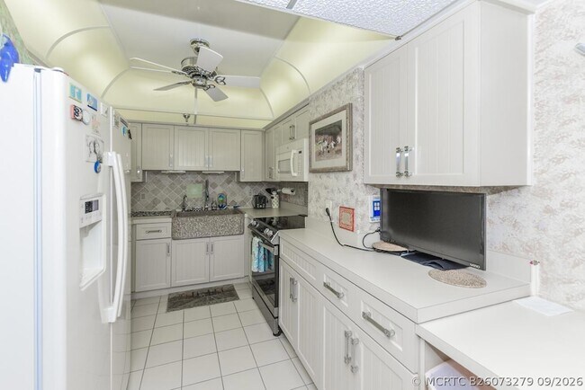 Building Photo - 176 Helios Dr