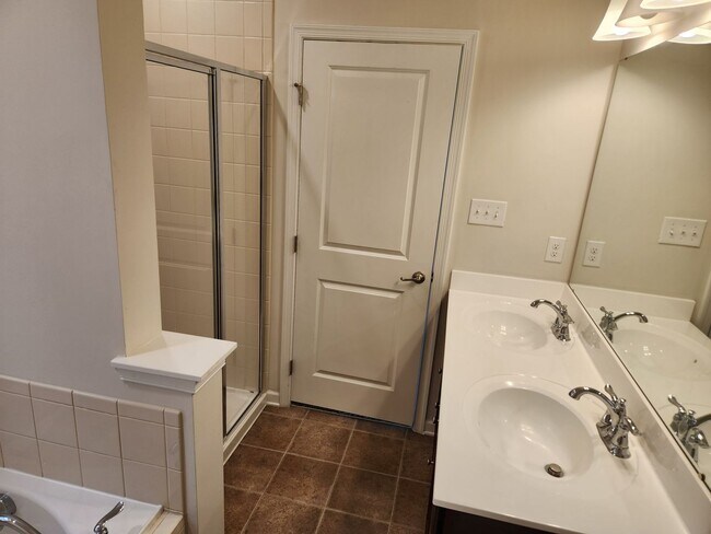 Building Photo - Modern 3 bed Townhouse-Foxcreek Subdivision -Moseley/Chesterfield