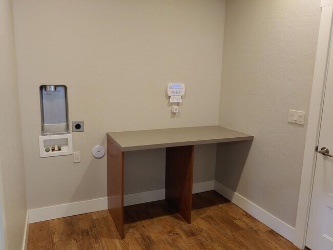 Building Photo - Beautiful Low Maintenance Home in Gated Co...