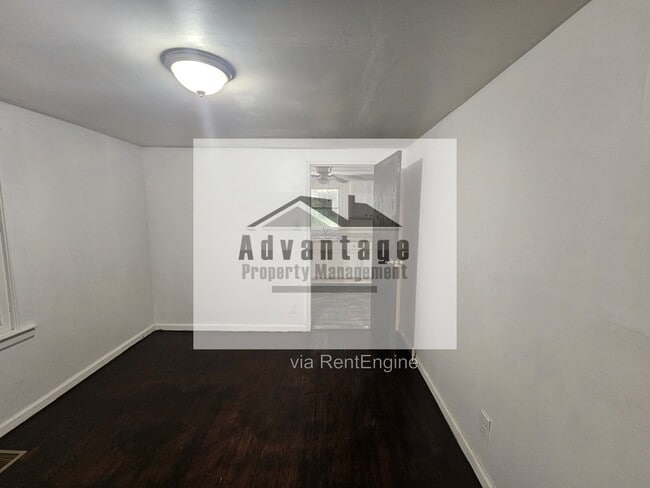 Building Photo - 418 E Brooks Ave