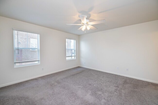 Building Photo - EAUTIFUL NEW 3 Bedroom Townhome in Bonterr...