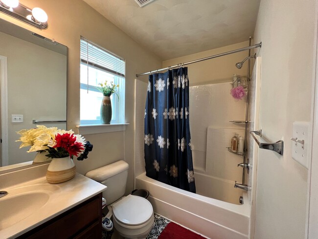 Building Photo - 3 bedroom home in sought after Whitaker Pl...