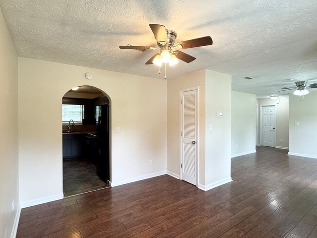 Building Photo - Beautiful Home