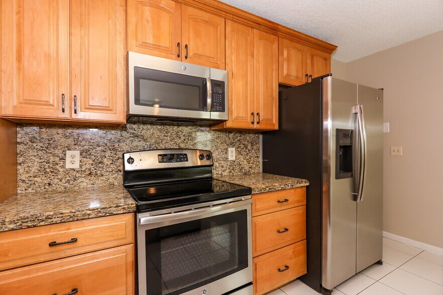 Building Photo - 9429 Saddlebrook Dr