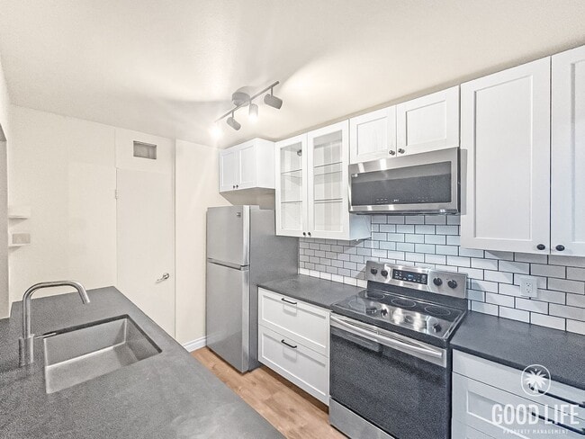 Building Photo - Stunning 1BD/1BA W/ Reserved Parking, A/C, and Community Pool in College Area!