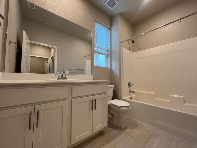 Building Photo - Lovely 3 Bedroom 2 Bathroom Home Close to Parks, Restaurants, Freeway Access, And More!